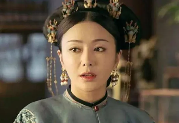 1798年，正值青春年华的富察氏，被嘉庆皇帝封为晋贵人。当晚，几个太监扛着裹在棉