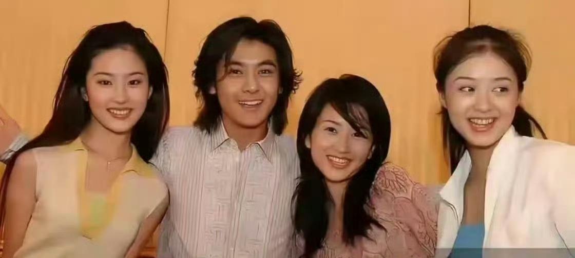 拍这些照片时蒋欣19岁，刘亦菲15岁，简直是出水芙蓉，好美​