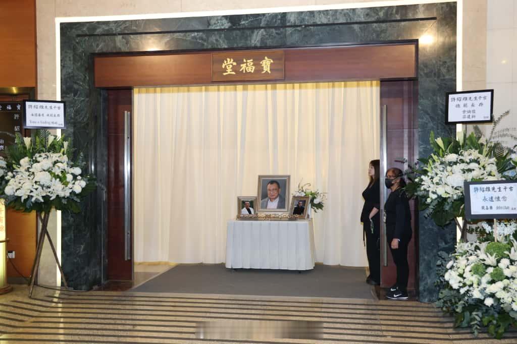 许绍雄设灵丨数百市民排队参与公祭 穿素色衫神情肃穆有秩序 送“Benz雄”最