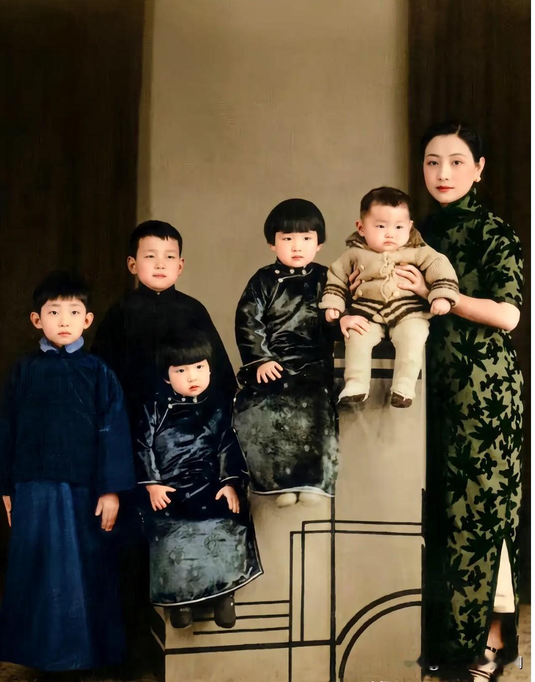 1936年，这是梅兰芳第二任夫人福芝芳与子女在北平的一张珍贵留影。四个子女，巧萌