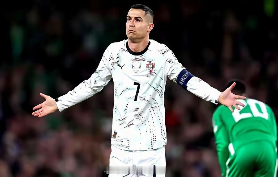 沙超官方直接警告C罗：这里，不是曼联。C罗人还在训练场，但大名单上就是没他名字。