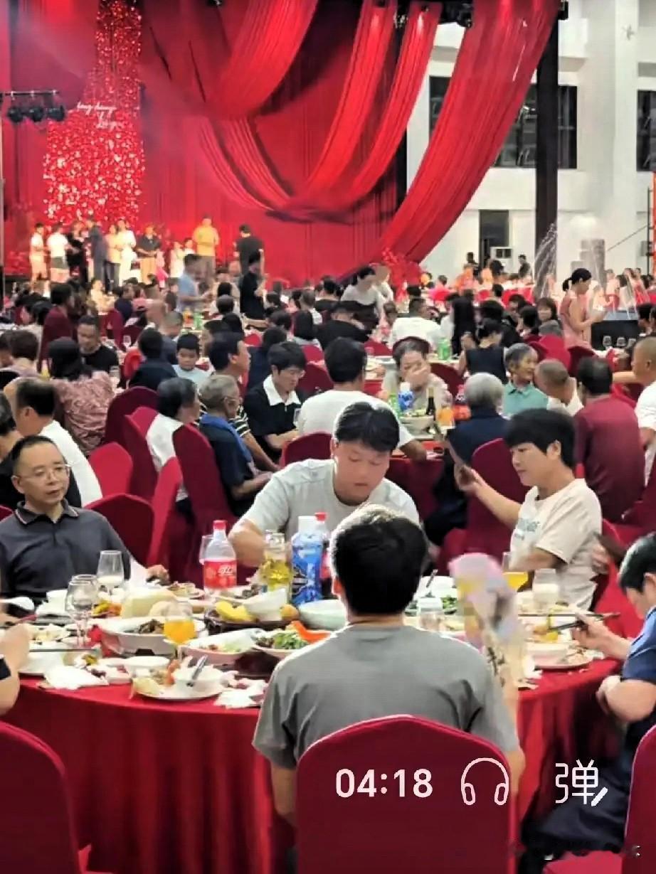现在是人情薄如纸！14号我弟弟结婚，在酒店订了40桌，每桌花费1800。万万