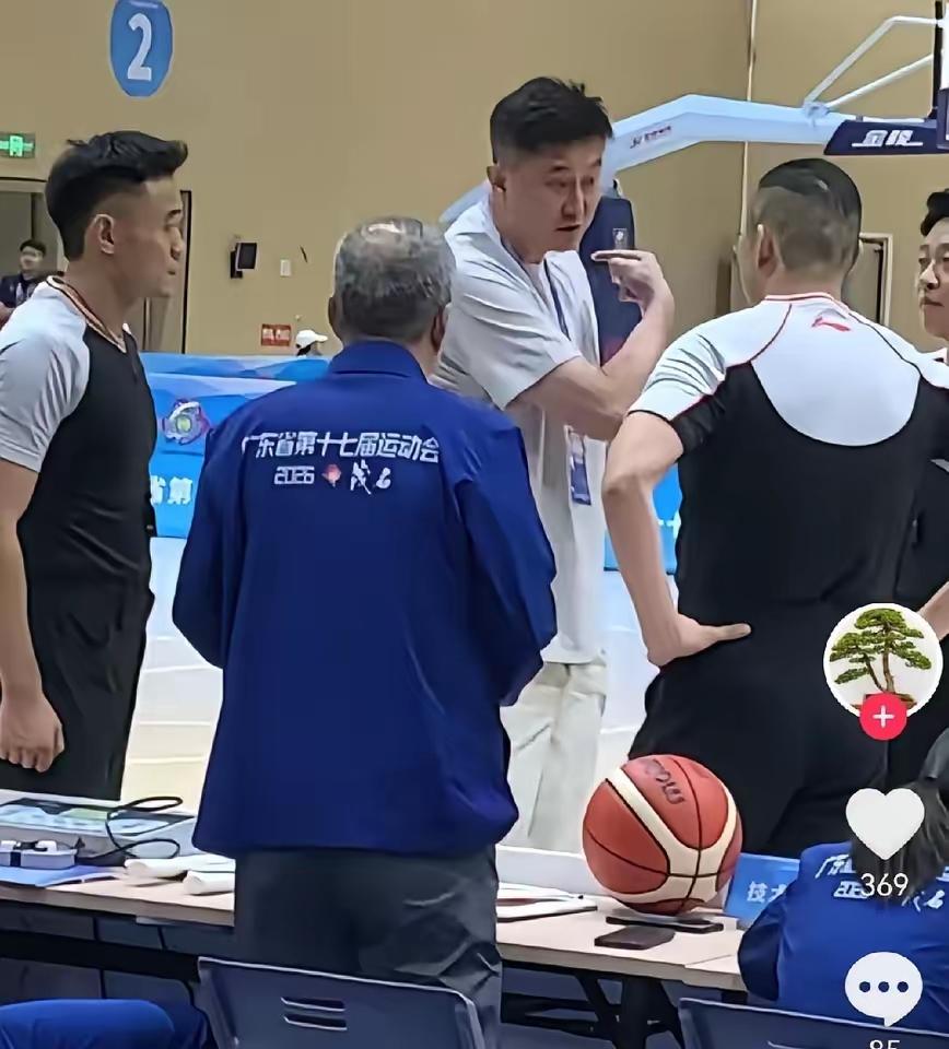 杜锋看来虽然不当主教练了，但还是改不了老毛病呀？有球迷爆料，在省运会篮球比赛的时