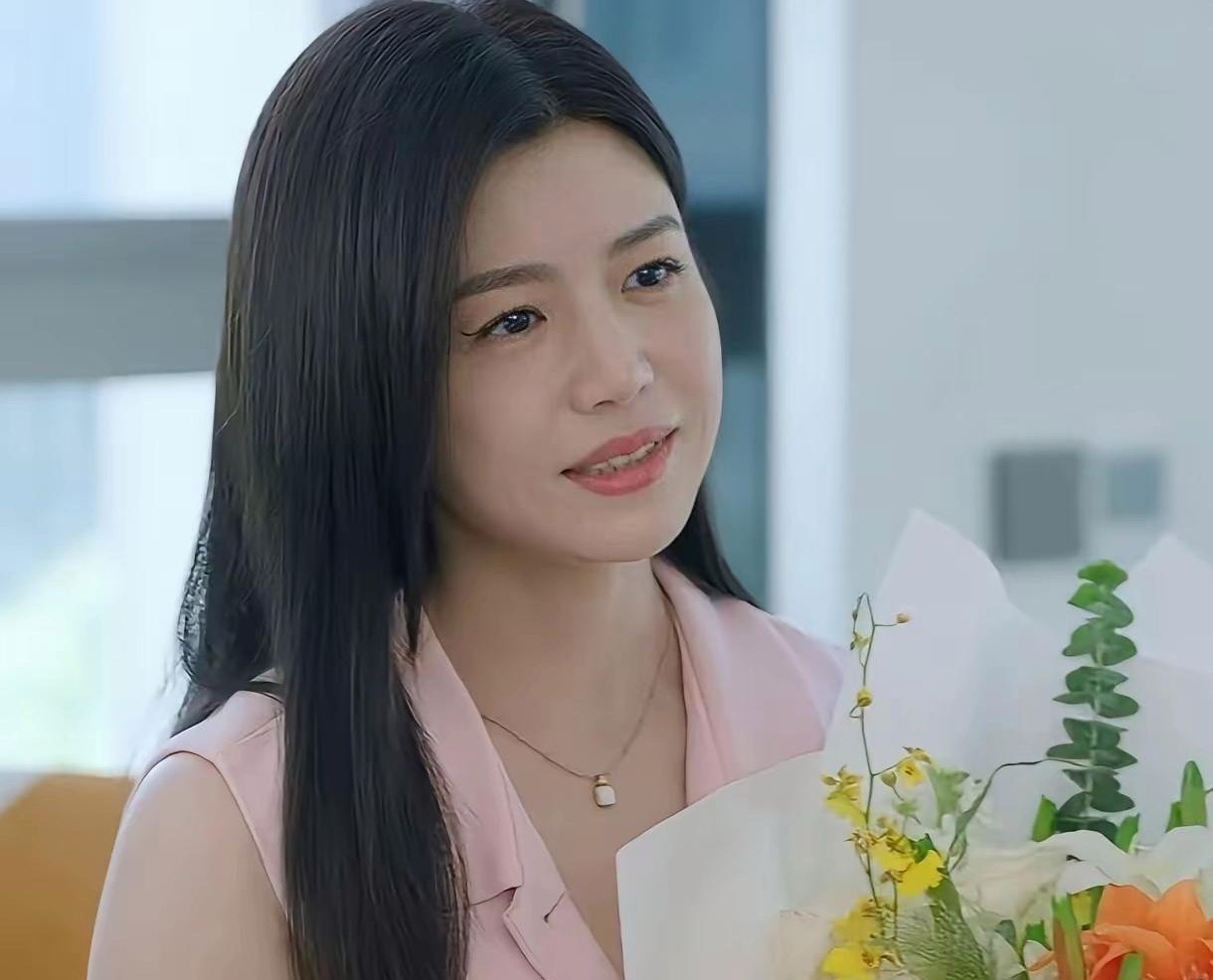 我都怀疑化妆师是不是在整蛊陈妍希，给她画这样的眼线。