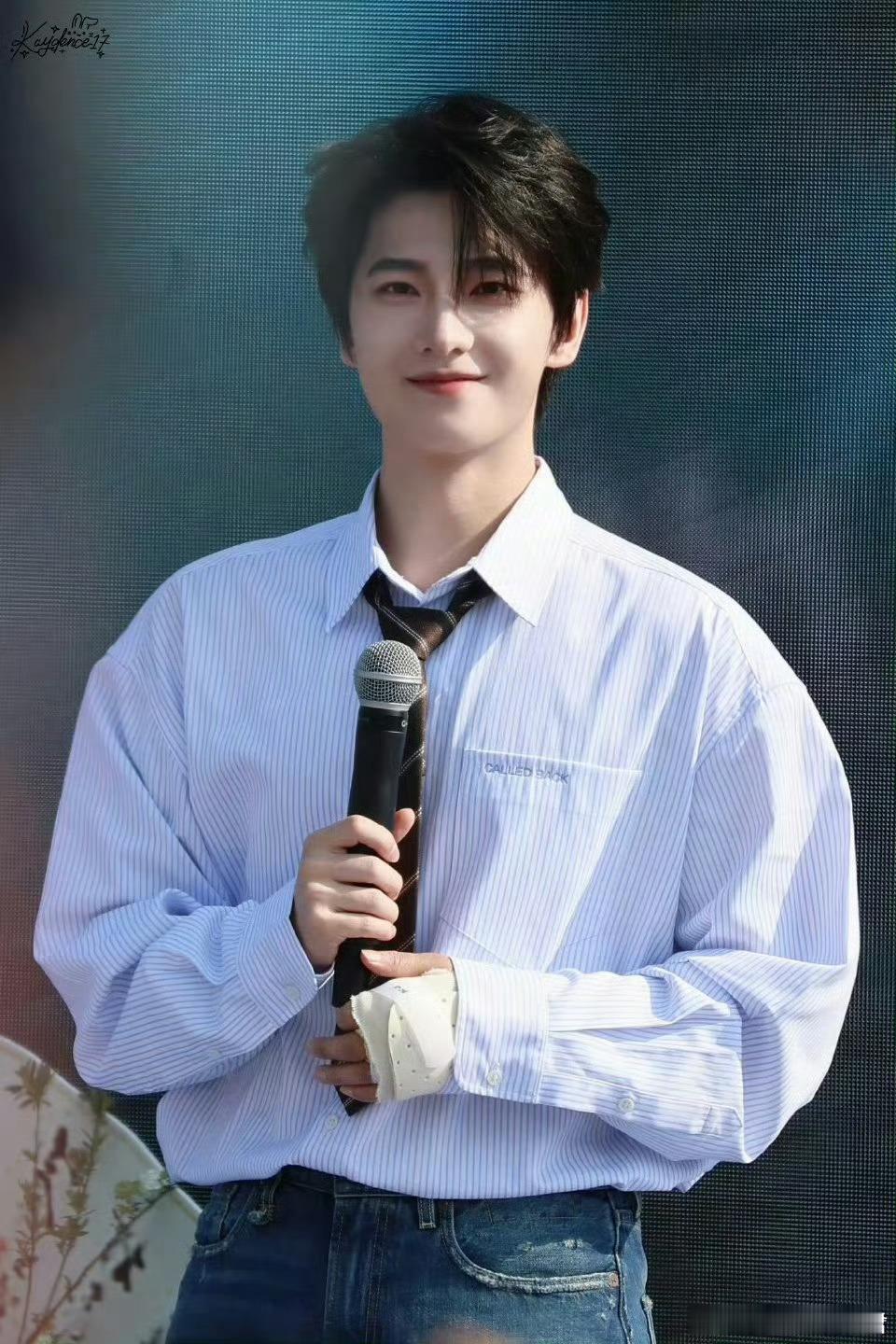 曝杨洋手里不缺剧本出于对原著男主“李叱”的角色认同，以及对合作方的信任，杨洋推掉