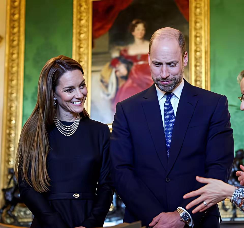 不愧是凯特，开始延续英女王的风格了！简单大气、落落大方，是凯特对外的形象，她没