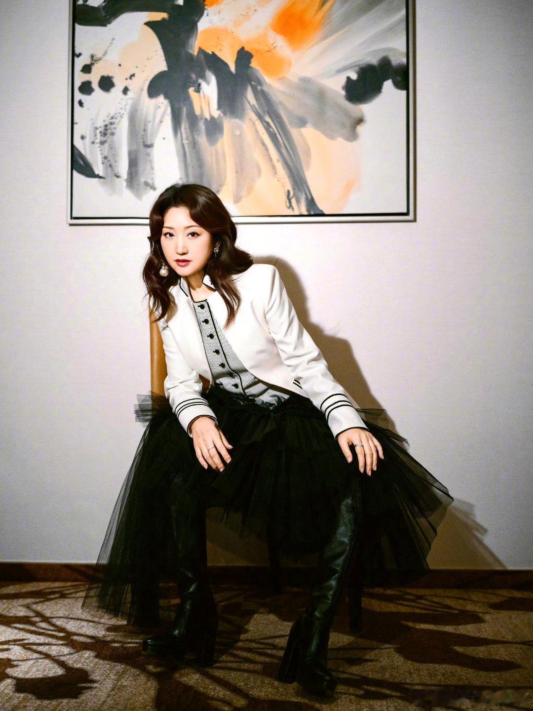 杨钰莹白西装+黑纱裙的组合太会了——利落的黑白镶边西装飒气又精致，层叠黑纱裙裹着