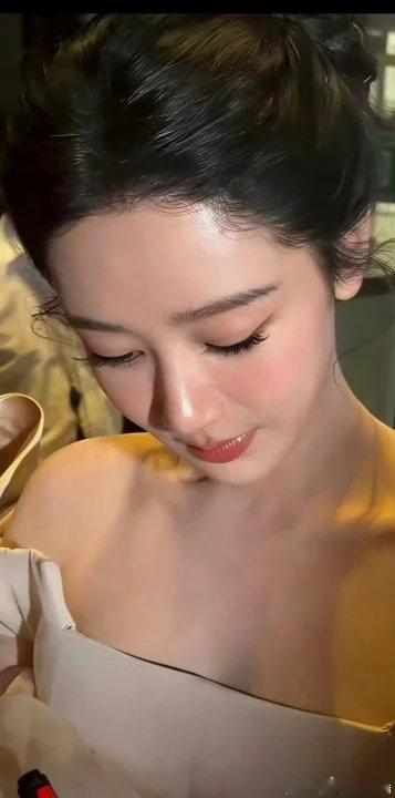 杨紫肤如凝脂具象化杨紫这个皮肤简直肤如凝脂具象化了！杨紫皮肤好到像开了磨皮这么怼