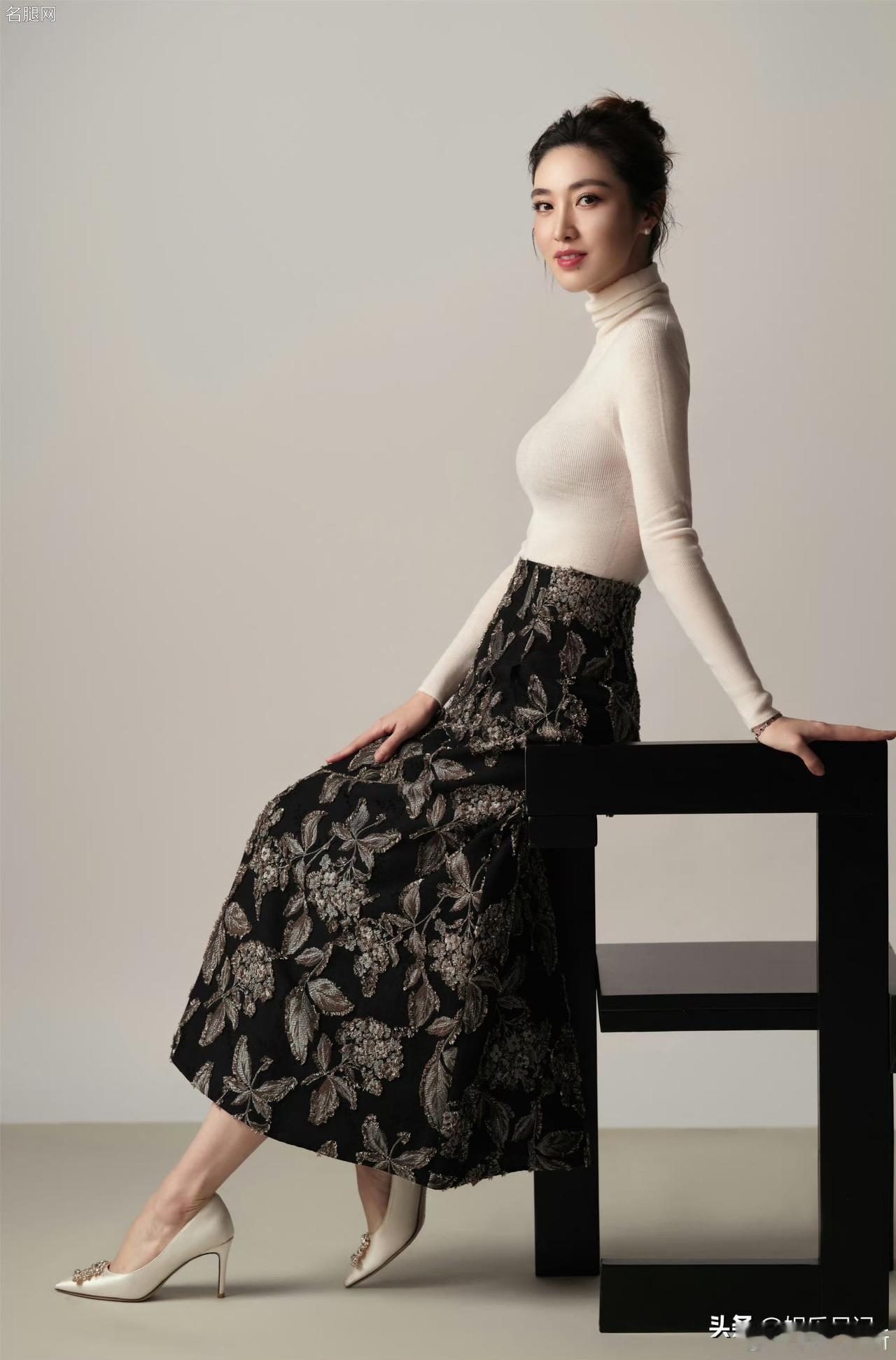 何卿优雅知性穿搭！苗条身姿在紧身毛衣下尽显曼妙曲线，配上白色高跟鞋气质绝了。