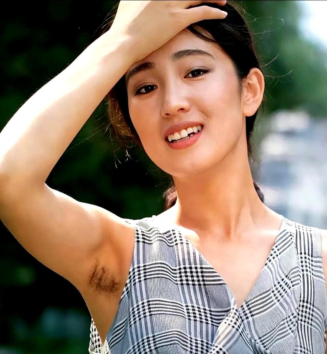 高清镜头怼脸拍出雀斑的那张图，才是巩俐封神的底牌。你第一眼会愣住。皮肤纹理、