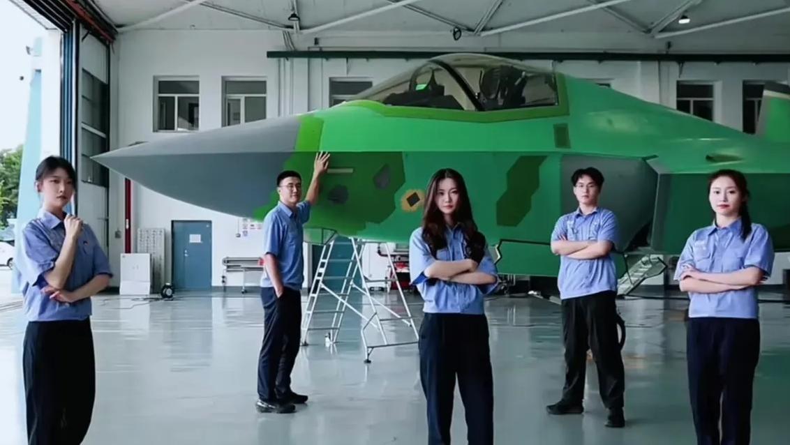 难怪近年我国兵器除了性能飞升，颜值也突飞猛进。原来科技人员实打实年轻化了，他们的