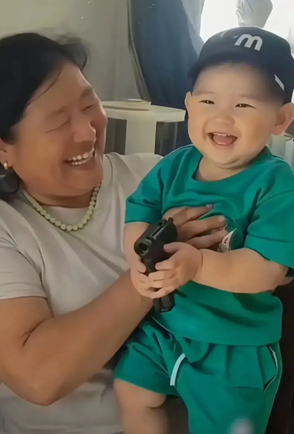 大衣哥朱之文家的新乐子！最近一张照片太火了，大衣哥媳妇抱着小孙子，笑得那叫一个灿