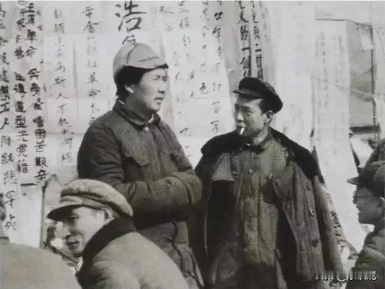 教员戴的毡帽确实难看。如果，换一张陌生脸,老百姓一定会以为是个叫化子，但却把