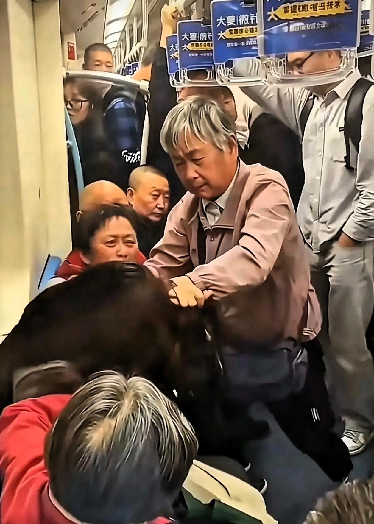 这下好了！上海，前几天那两位老人在地铁与女孩发生争执的事，官方已经介入。女