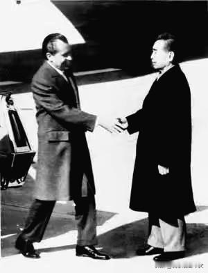 历史时光1972年2月，周恩来在机场迎接美国总统尼克松。这是美国有史以来第一位