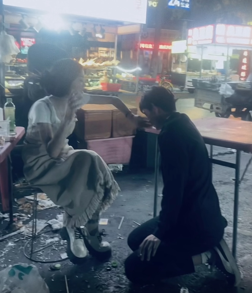 女人总是用妙曼的身材和迷人的脸蛋逼你下跪，而诺克萨斯让你崛起！