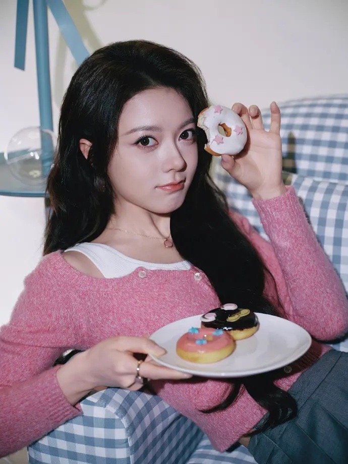 赵今麦精修长这样直播截图是这样穿搭对颜值影响还是挺大的……​​​