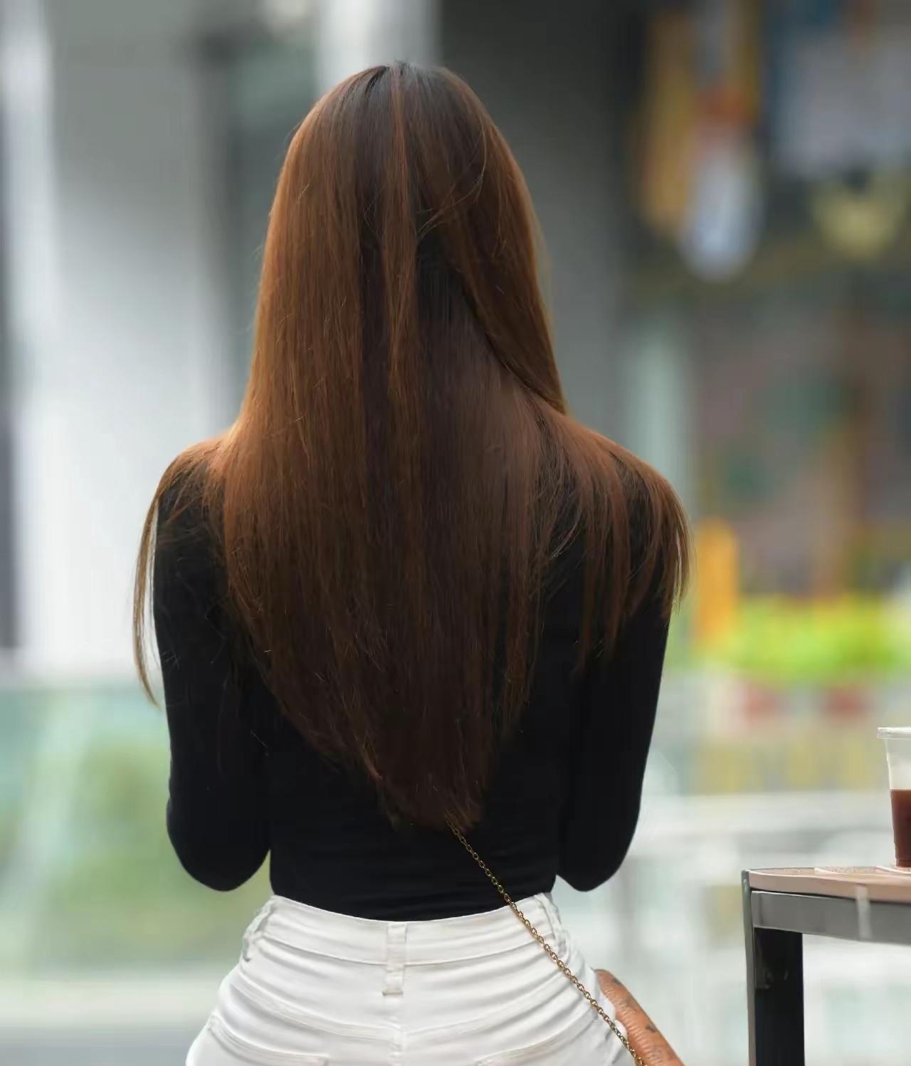 长发随风舞，背影入画来。