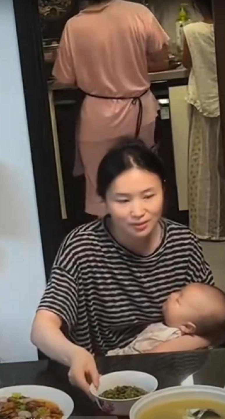 这位婆婆火到新华社了。重庆，一家人准备吃晚饭，儿媳故意把剩菜摆在自己面前，想看看