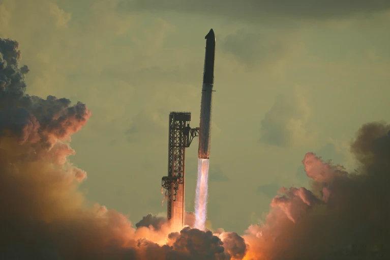 入轨记SpaceX星舰入轨，在天上留下26颗小星星，提前7小时返回地球，AP说，总之，挣钱了。因为一
