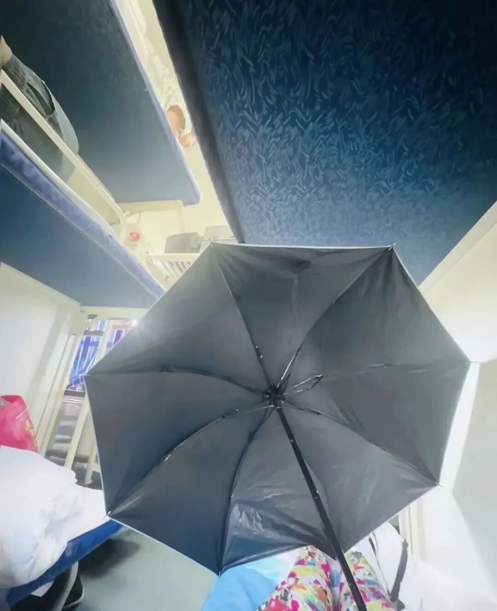女乘客坐火车卧铺打伞遮隐私引热议, 网友建议增设床帘, 12306回应