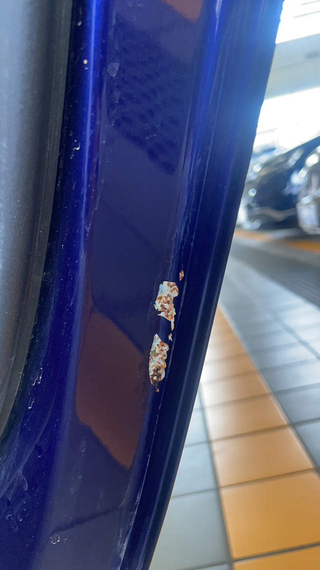 垃圾君威2年车漆生锈脱落21年君威gs用车两年右后门车漆生锈脱落反馈厂家只