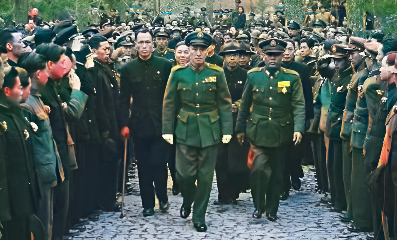 这是1947年蒋中正与保密局内部人员一起为因飞机失事而丧命的戴笠举行一周年公祭。