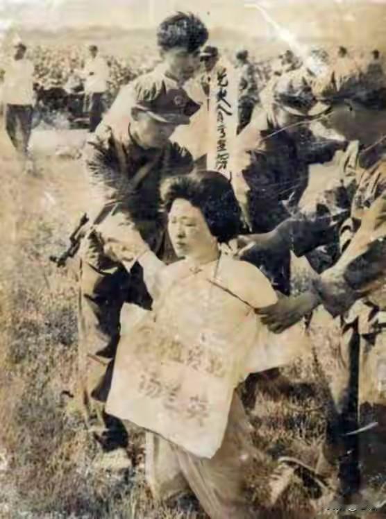 32岁汤兰英贪腐后被枪决，摆180桌宴笼络全镇，行刑时全镇围观1977年盛