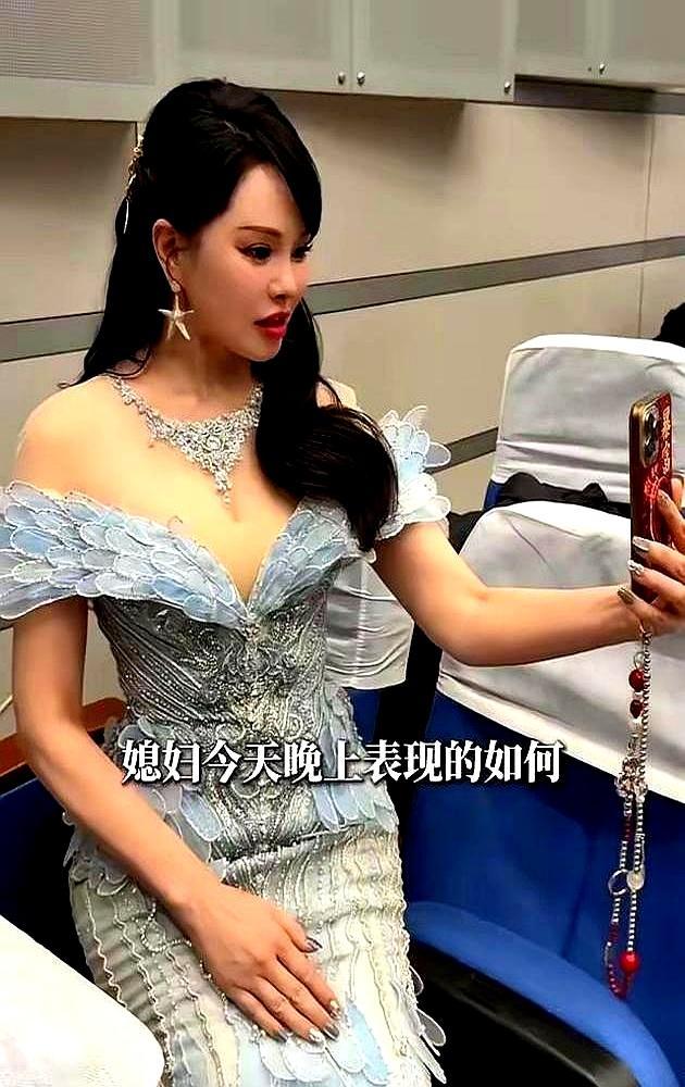 别信直播了，央视镜头一怼，伊能静百万保养的脸，直接现了原形。春晚跟苏有朋牵