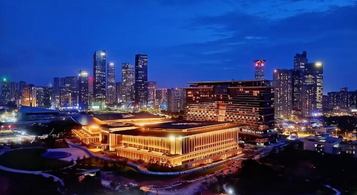 今年，这栋规模宏大的建筑群毫无疑问是深圳的地标建筑群，深圳最受关注的建筑群。（图