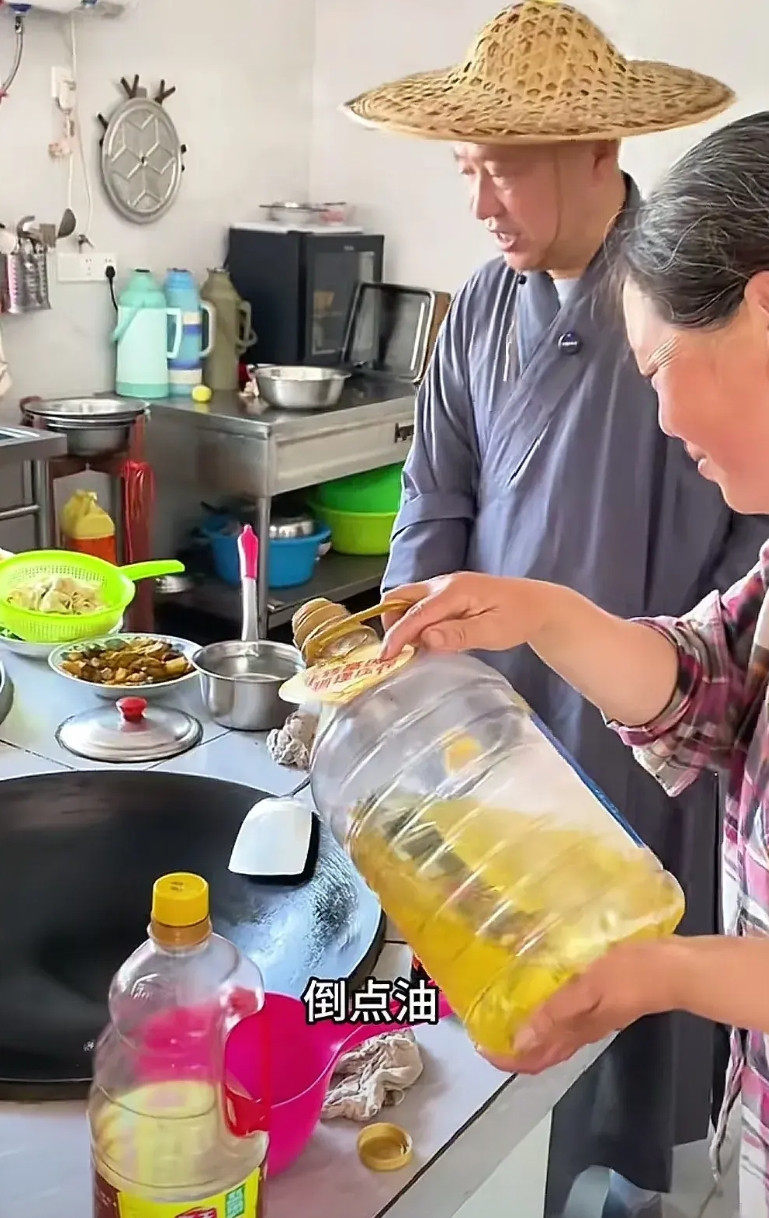 一个做自媒体的真“和尚”，为了打消人们的质疑，他拿出了从事互联网的许可证。他