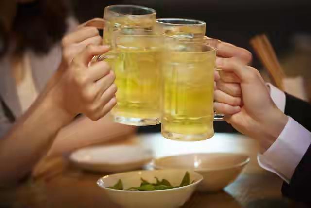 有枣没枣打一竿子！陕西西安，女子刚过完18岁生日，就和三个朋友去民宿喝酒，酒后不