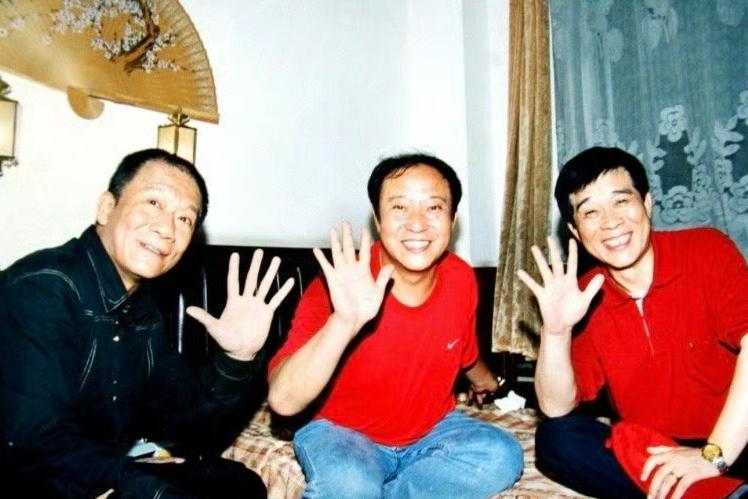 侯耀文、牛群、石富宽，一张罕见的合影，画面里三人同时举起手掌开怀大笑，没有舞台上