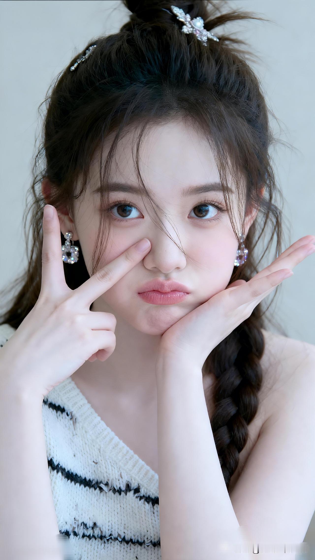 玉颜如花，笑靥如春。氛围感出片穿搭少女心满满，甜美可爱，快来get同款发型和妆