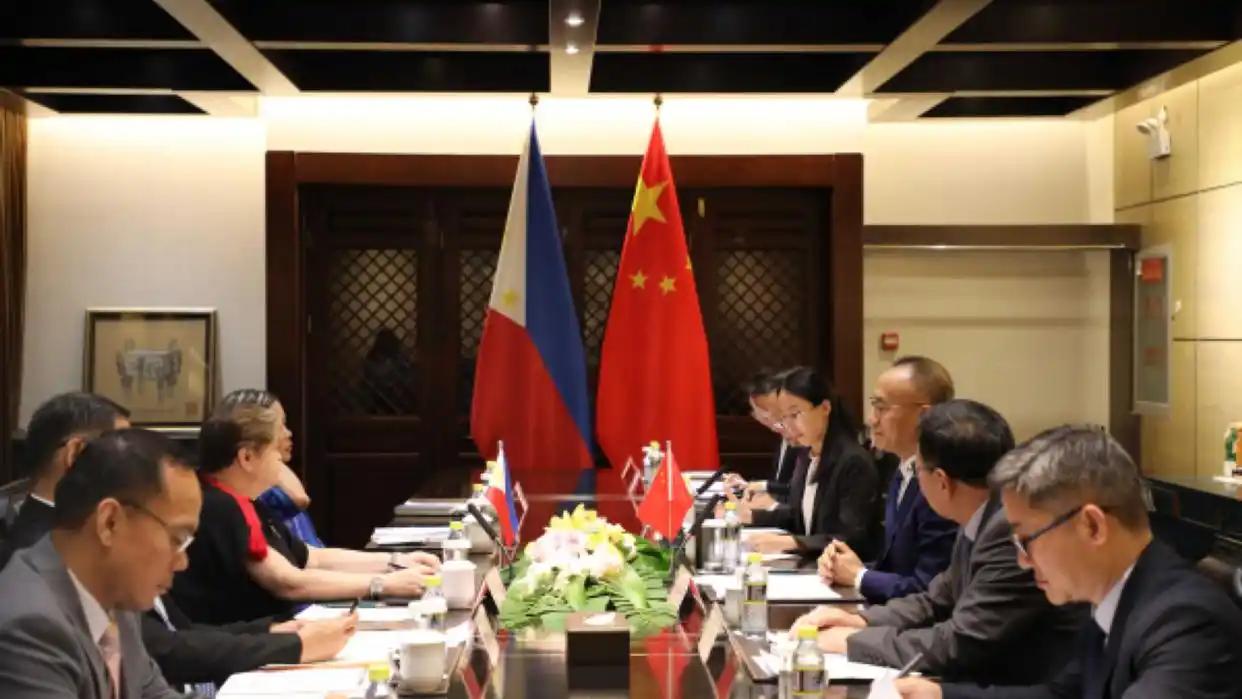 菲律宾太鬼精了。28日，菲律宾重申坚持一个中国政策，台湾问题是中国的内政，不