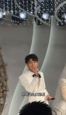 这新郎他爸也太风流了吧！前几天在哈尔滨，有个女生去参加朋友婚礼，正低头玩手机呢