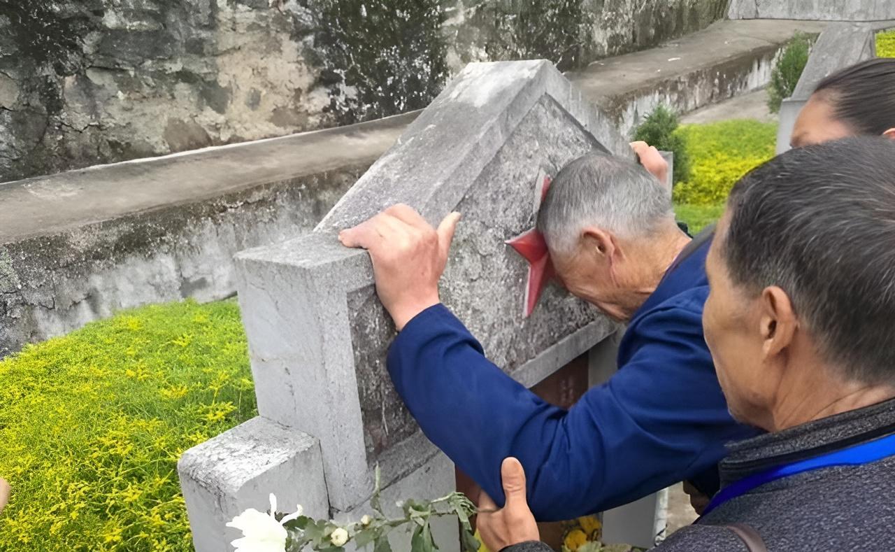 1976年，四川农民蒲运海接到儿子牺牲的噩耗，可当他看到烈士证书时却愣住了，证书