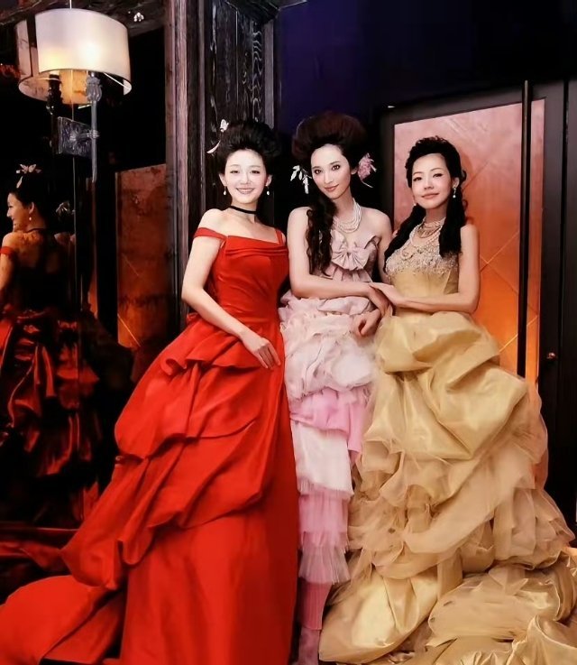 吴佩慈到大S墓前献上一束白玫瑰，墓前被鲜花包围，爱她的人很多！吴佩慈算是闺蜜里一