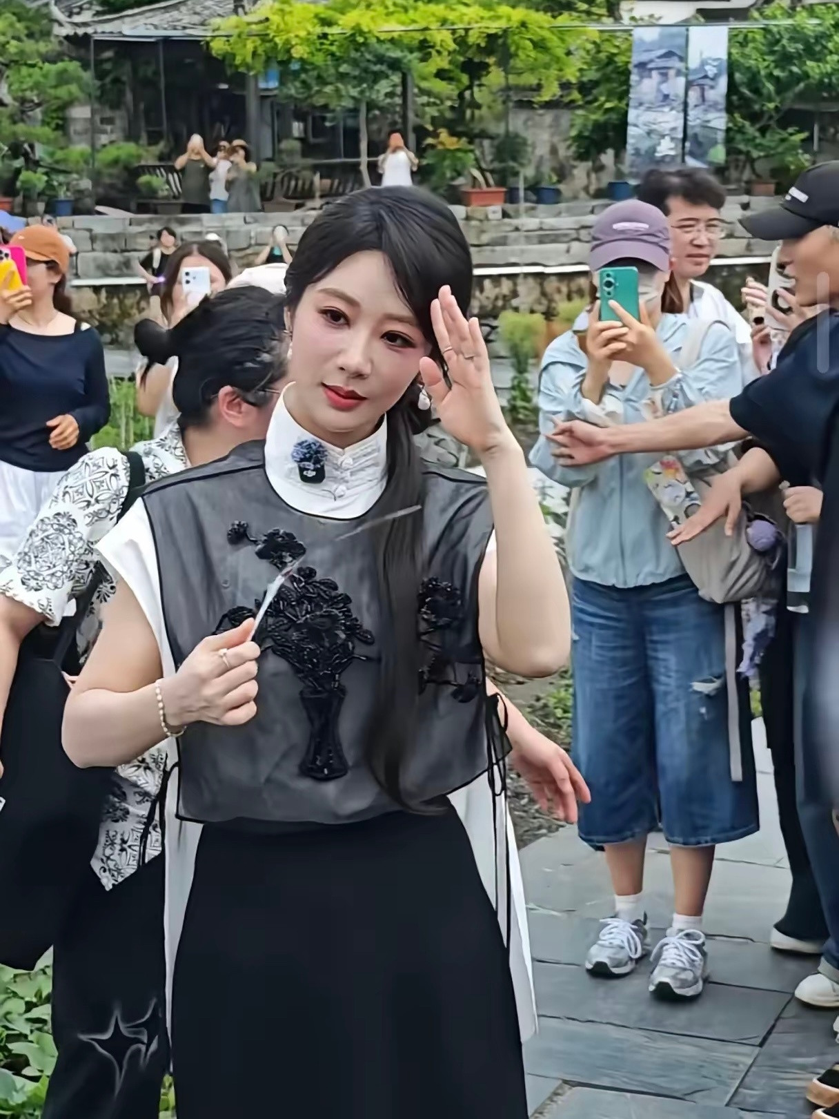 杨紫在没有滤镜的情况下已经可以看出年纪了，有种风韵犹存的感觉