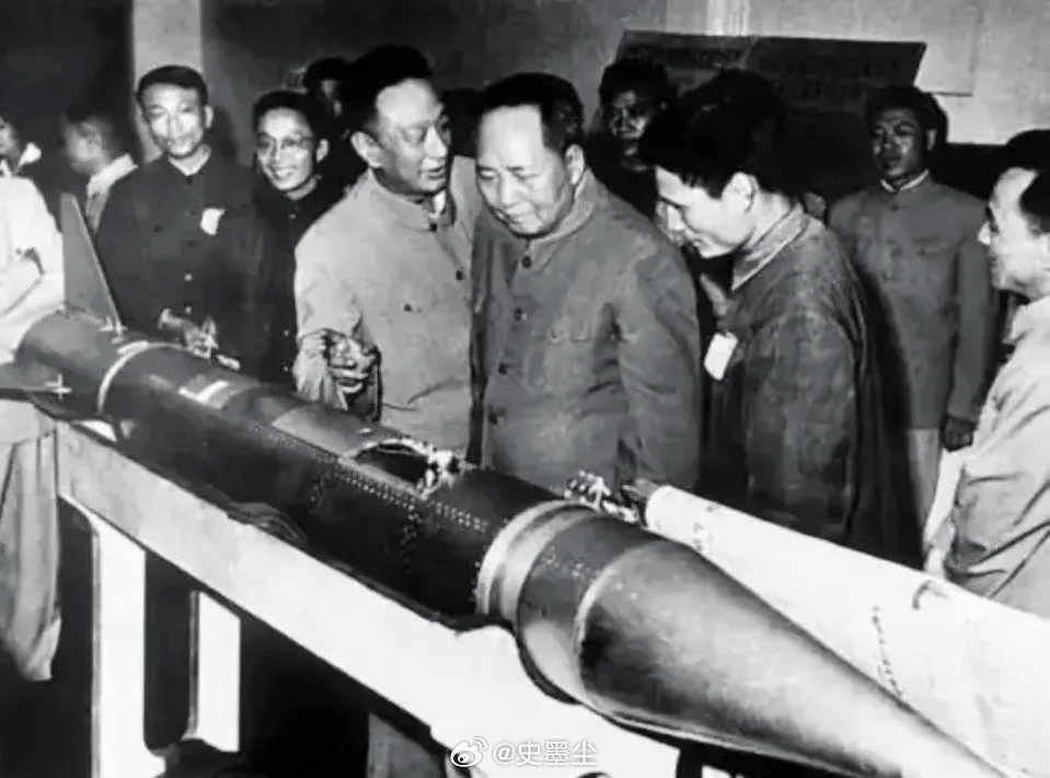 这是一张铭刻着中华民族崛起壮志的历史瞬间1960年5月，毛主席在上海视察新中国第