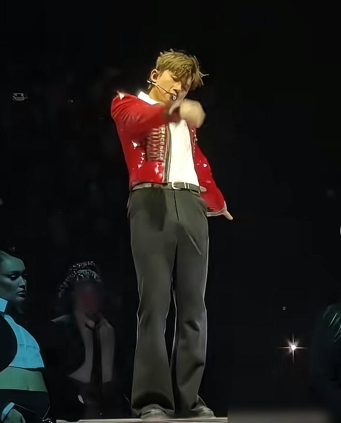 张杰把180厘米的官方数据拍在桌上，转身站到173厘米的苏有朋旁边，两人头顶的水