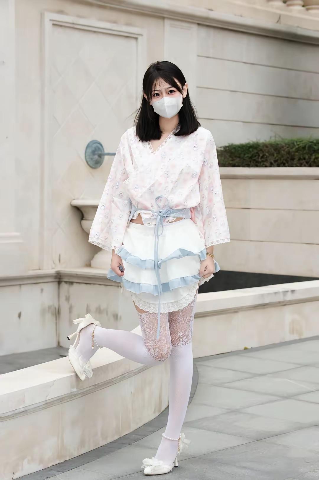 甜美日系穿搭，粉色蕾丝裙搭配白色高跟鞋，元气满满！💖👗👠