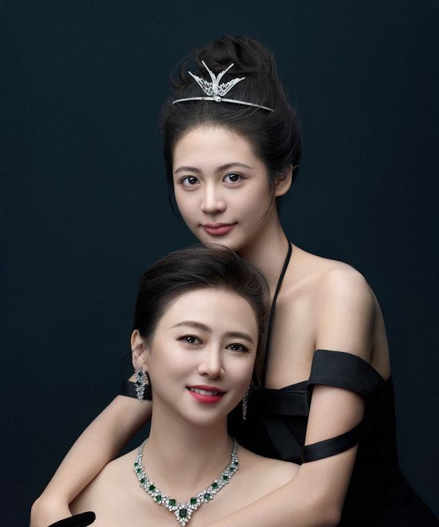 56岁亚姐冠军分居三年不离婚，豪门总裁老公百万罚款震慑出轨！现年56岁的亚姐冠