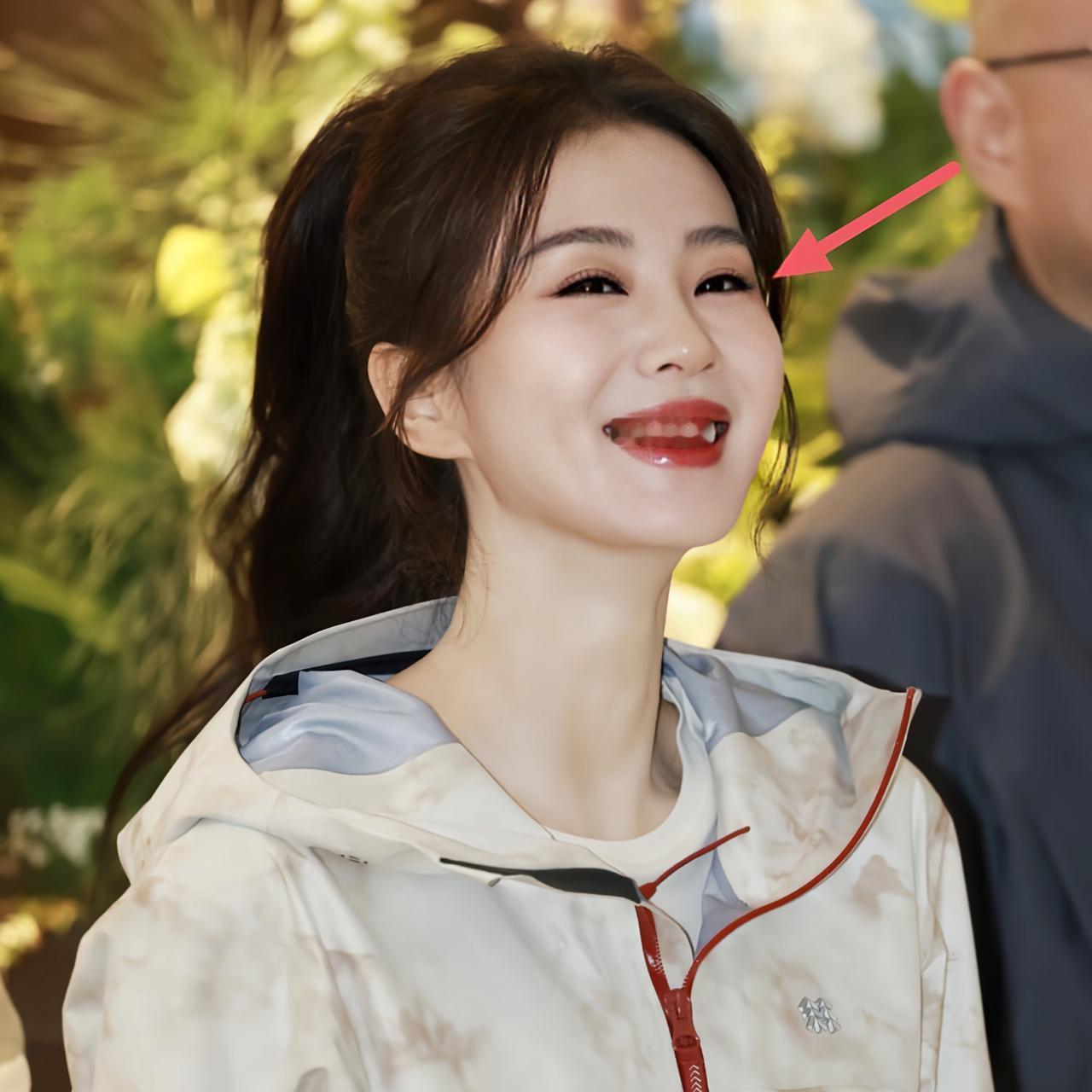 仔细看刘诗诗的长相，越看越觉得奇怪，不是不够美了，也不是变老了，而是她眼里还