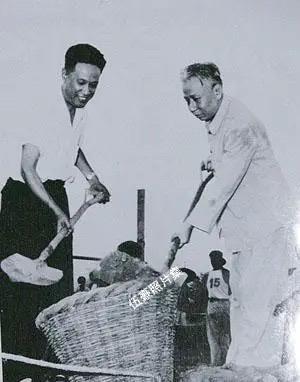 1958年，刘少奇同志在石钢参加劳动，动作很熟练，很认真。他对石钢“大包干”模式