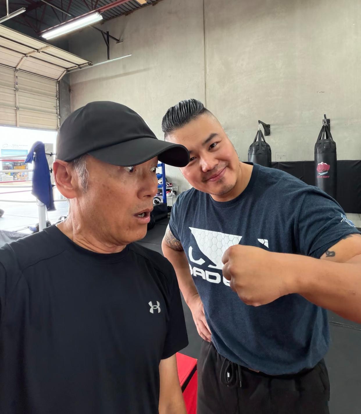 苗侨伟现身加拿大温哥华一家华人健身馆锻炼，馆主自拍合影照分享。馆主没