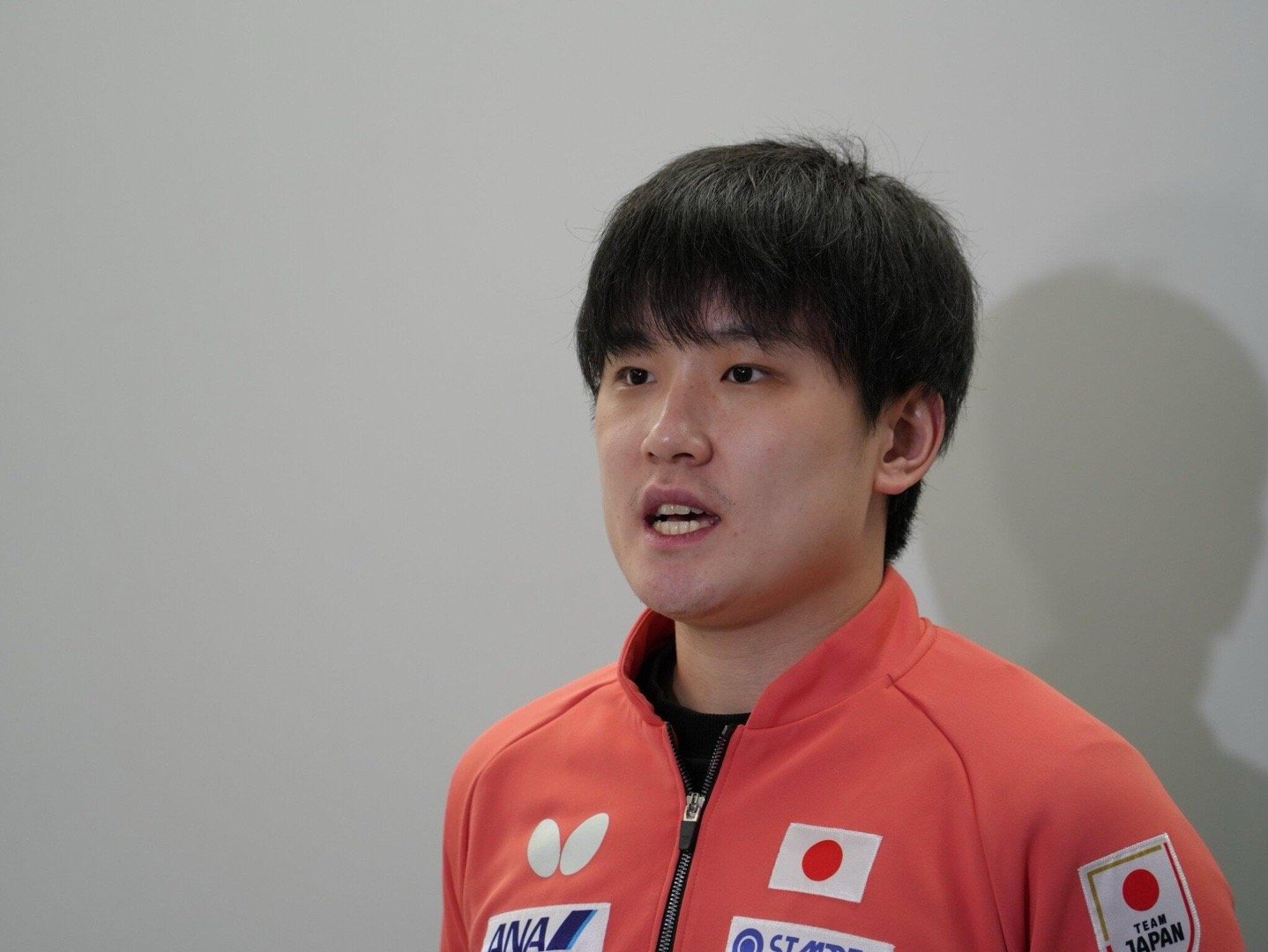 张本智和右肩受伤据日媒报道，张本智和在WTT总决赛的半决赛中右肩受伤，决赛时服