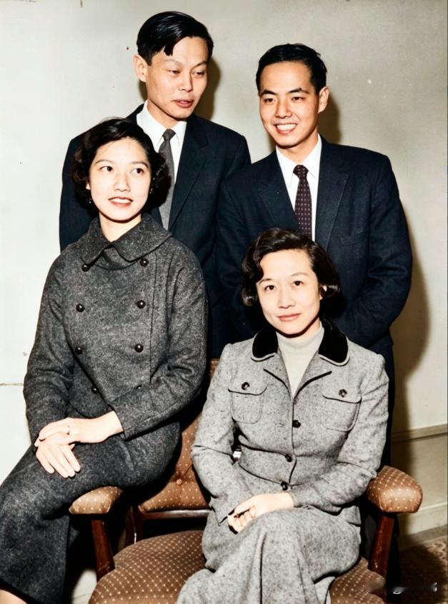 下图是诺奖颁奖期，即1957年，杨振宁夫妇和李政道夫妇的一张合影。拍照时，他们两