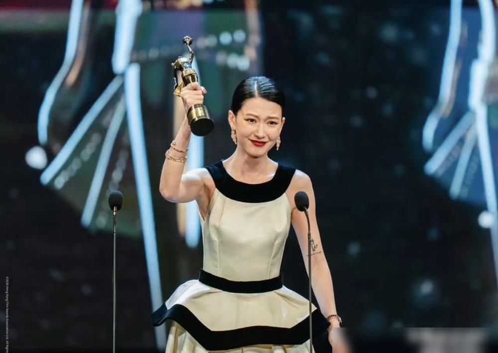 章子怡输了，金像奖影后输给一个90后。镜头扫过全场，没人觉得奖杯会绕开她，递给那