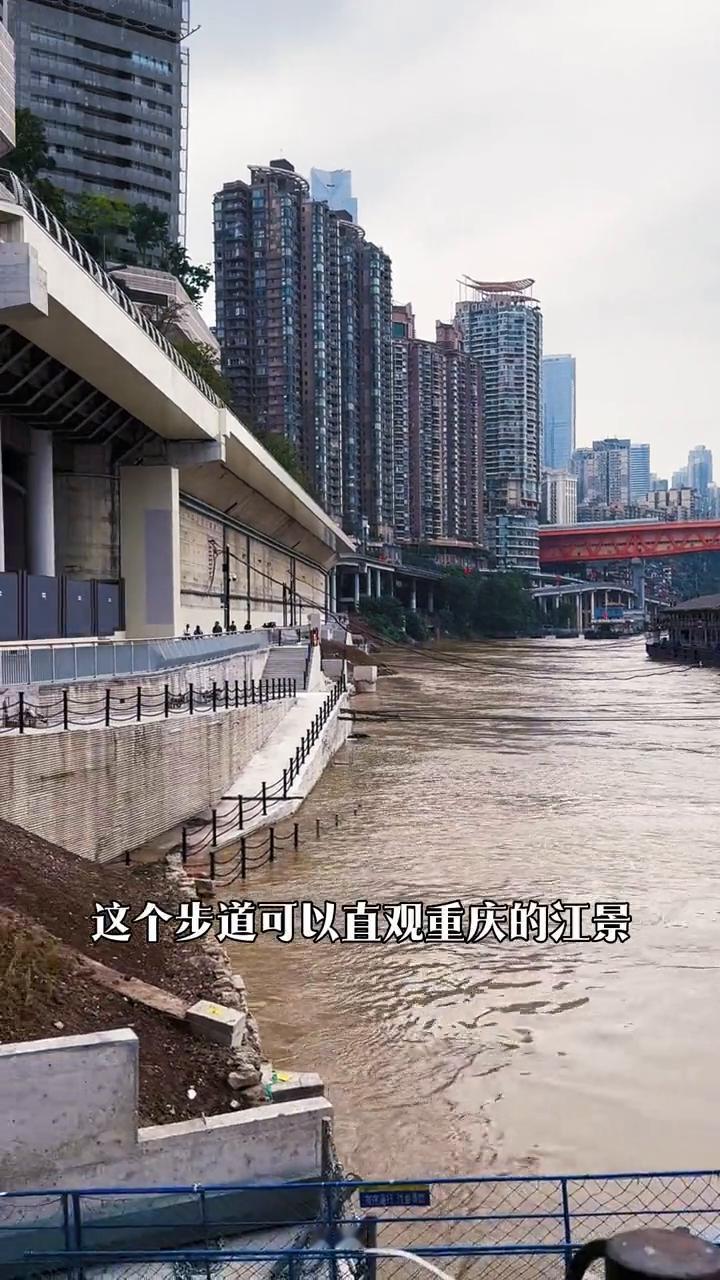洪崖洞和朝天门直接联通了。洪崖洞和朝天门的沿江步道已经通了，以后再也不用从马路